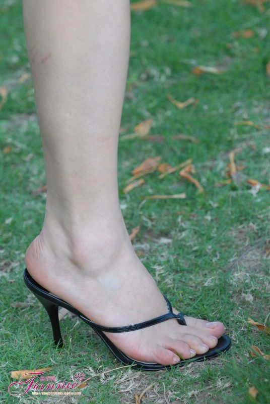 Fannie芬妮每足園 No.284 綠草如茵的家園 芳香盈路 [33P/99MB]-無(wú)料攝影圈