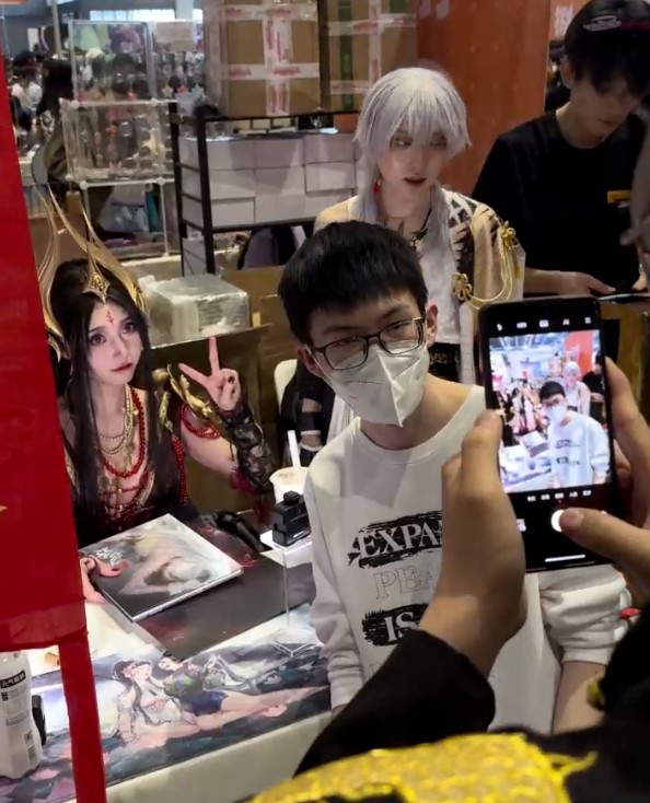 離譜！知名女Coser參展CP29隨身攜帶保鏢，險(xiǎn)些被黑衣宅男強(qiáng)行擄走插圖5