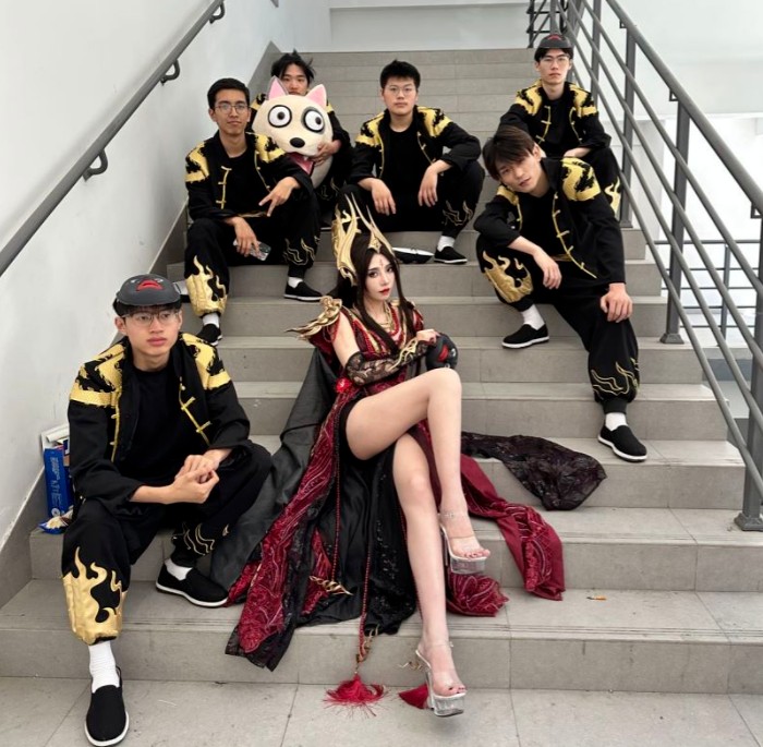 離譜！知名女Coser參展CP29隨身攜帶保鏢，險(xiǎn)些被黑衣宅男強(qiáng)行擄走插圖1