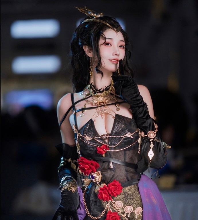 離譜！知名女Coser參展CP29隨身攜帶保鏢，險(xiǎn)些被黑衣宅男強(qiáng)行擄走插圖8