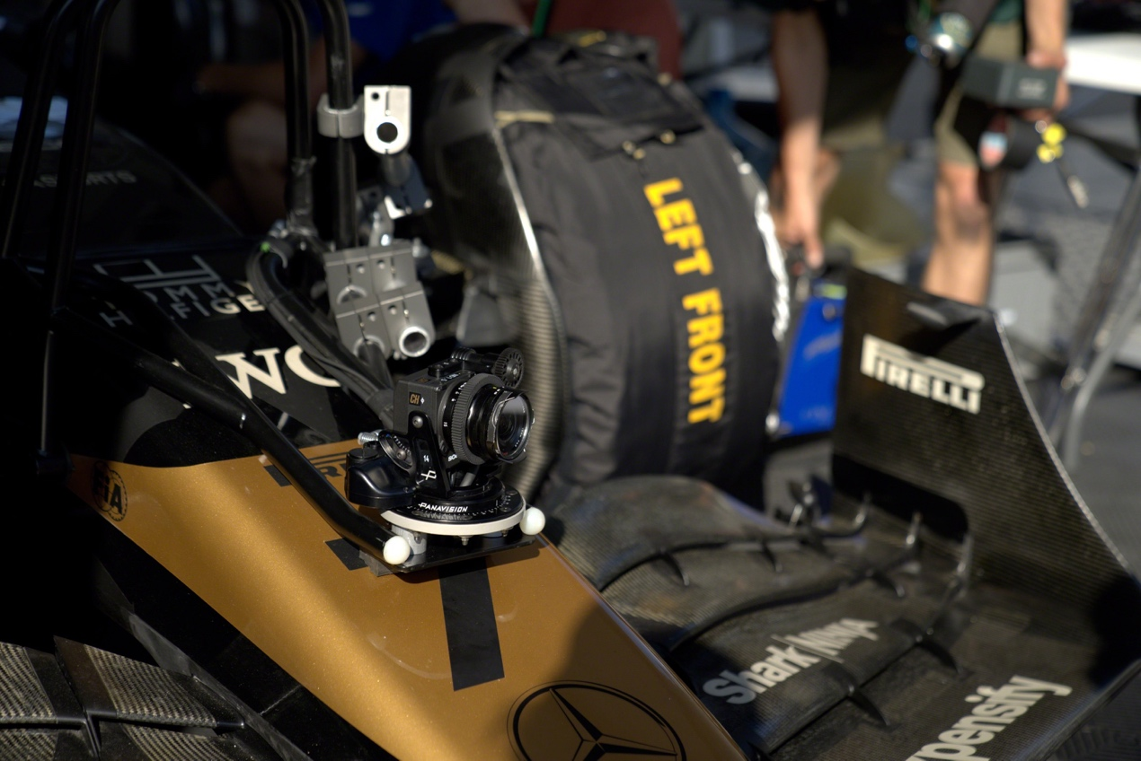 在時(shí)速322公里的F1賽車上、捕捉瞳孔里的情感起伏插圖