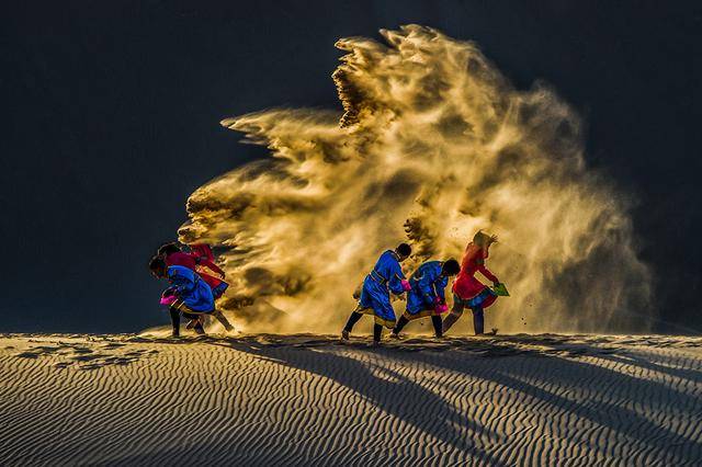 攝影畫面布局：合理安排主體、陪體的位置，利用前景、后景襯托插圖