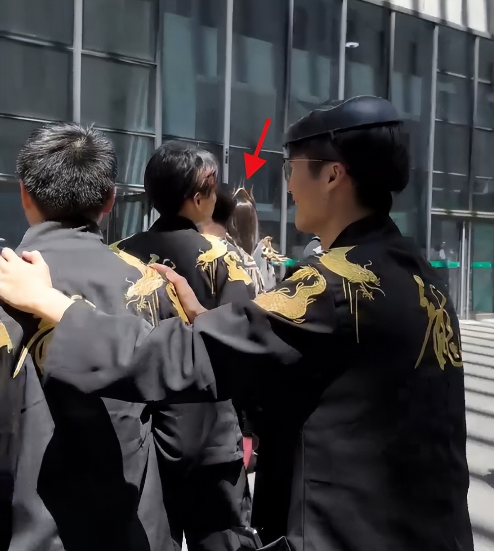 離譜！知名女Coser參展CP29隨身攜帶保鏢，險(xiǎn)些被黑衣宅男強(qiáng)行擄走插圖6