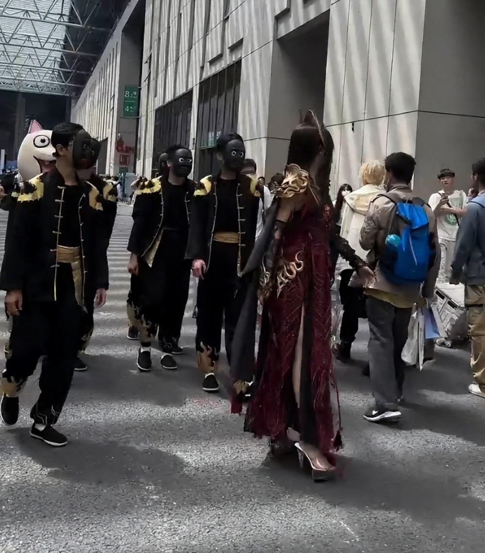離譜！知名女Coser參展CP29隨身攜帶保鏢，險(xiǎn)些被黑衣宅男強(qiáng)行擄走插圖4