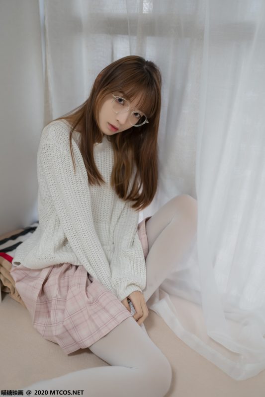 喵糖映畫 VOL.077 粉格裙的眼鏡娘 [44P/414MB]-無(wú)料攝影圈