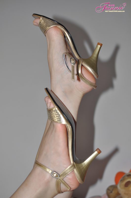 Fannie芬妮每足園 No.439 素雅-金色高跟鞋[71P/193MB]-無(wú)料攝影圈