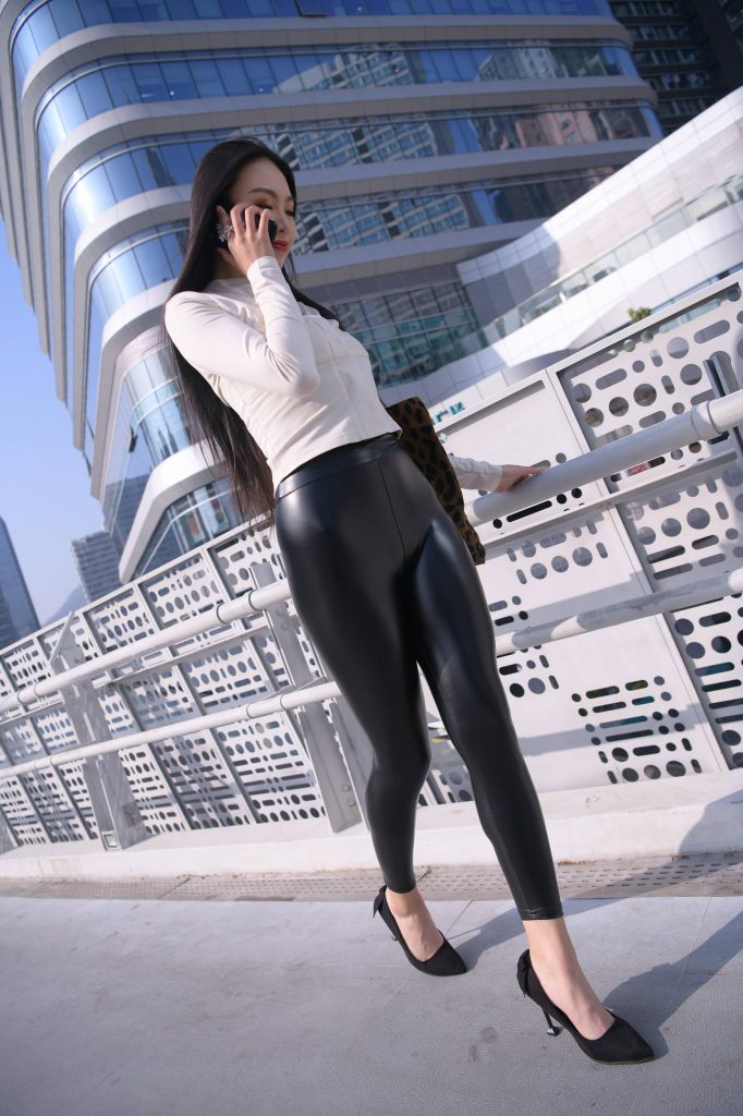 精選街拍 No.258 油亮的黑皮褲極品熟女（三） [100P/141M]插圖2