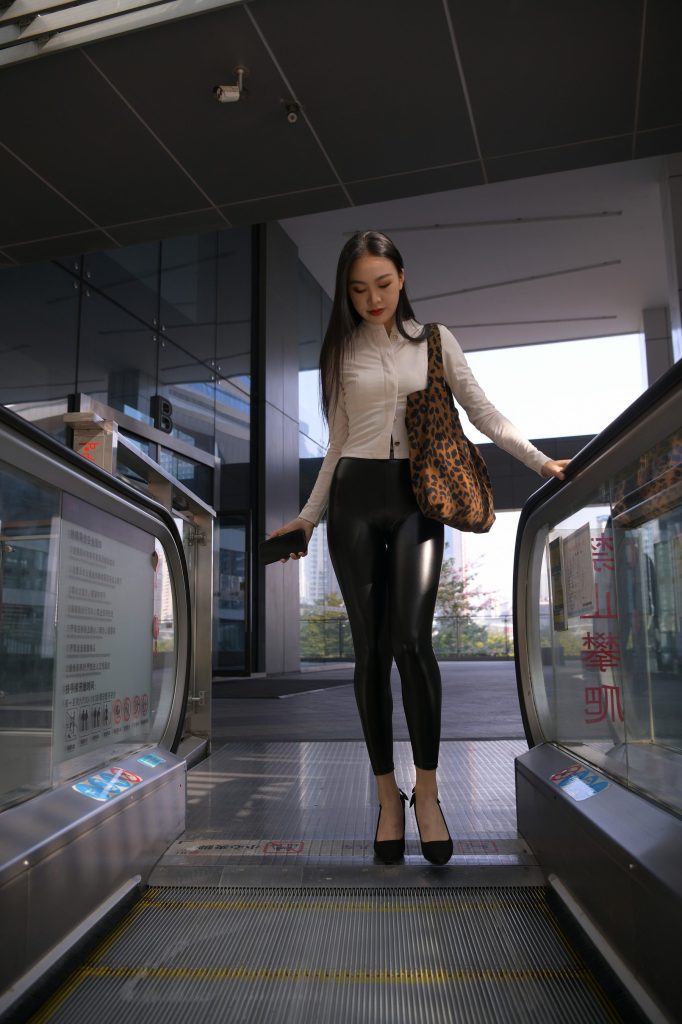 精選街拍 No.259 油亮的黑皮褲極品熟女（四） [100P/137M]插圖1