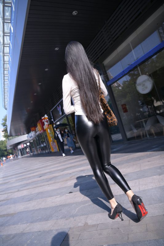 精選街拍 No.260 油亮的黑皮褲極品熟女（五） [100P/140M]-無料攝影圈