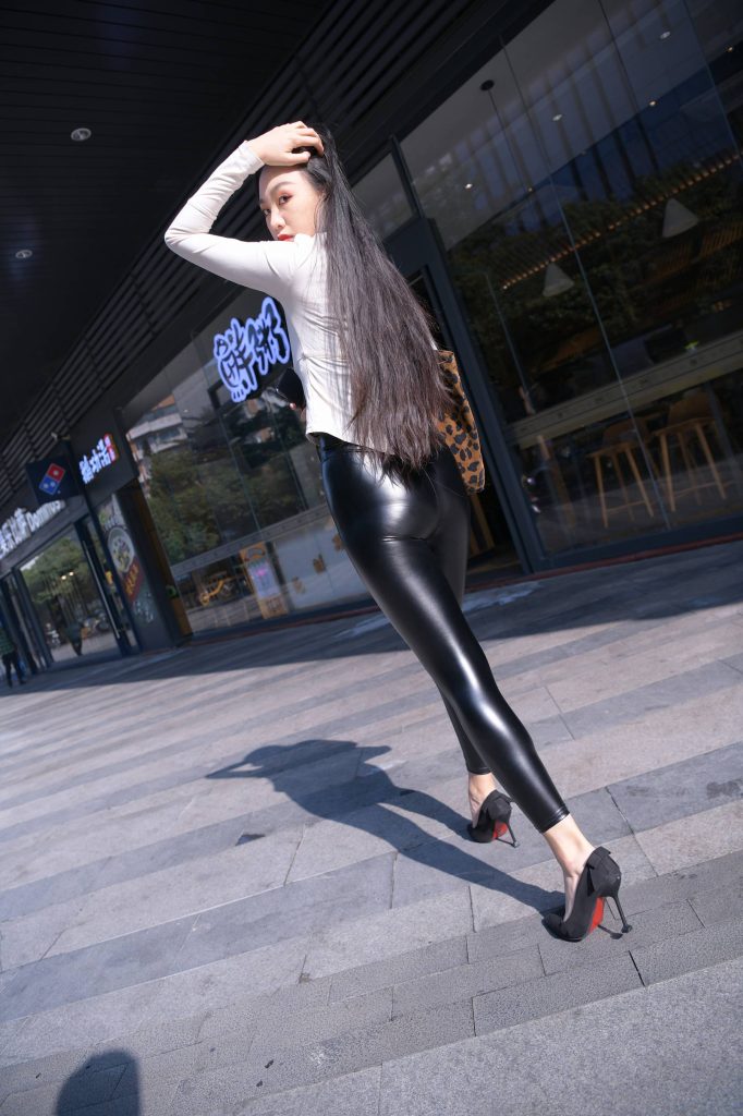 精選街拍 No.260 油亮的黑皮褲極品熟女（五） [100P/140M]插圖3