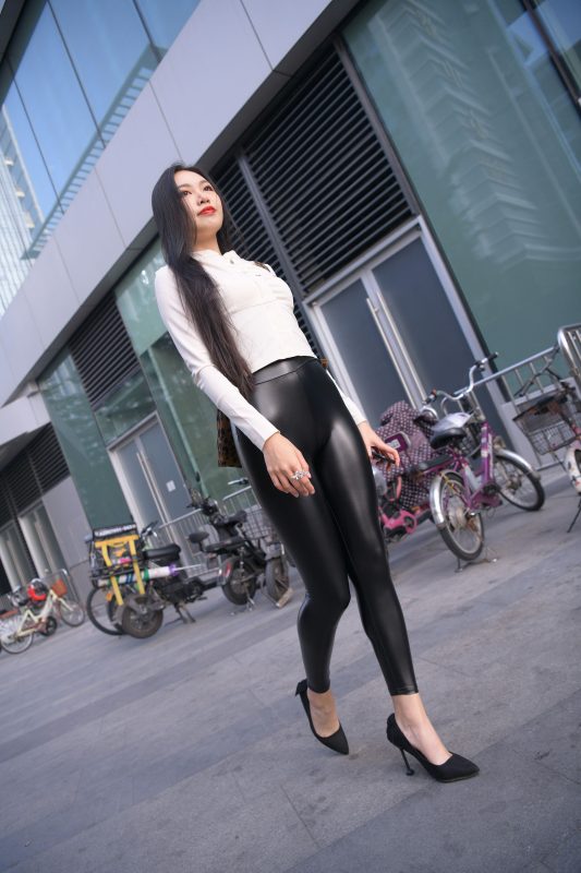 精選街拍 No.265 油亮的黑皮褲極品熟女（十） [100P/157M]-無料攝影圈