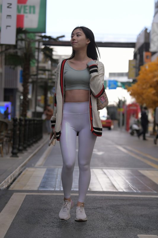 精選街拍 No.338 閃閃發(fā)光的誘人緊身白褲（一） [80P/73M]-無料攝影圈