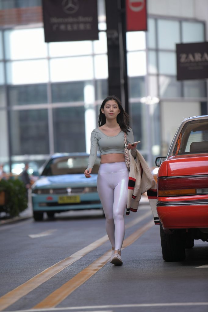 精選街拍 No.339 閃閃發(fā)光的誘人緊身白褲（二） [80P/70M]插圖2