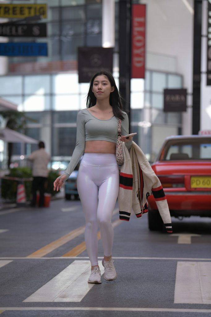 精選街拍 No.339 閃閃發(fā)光的誘人緊身白褲（二） [80P/70M]插圖3