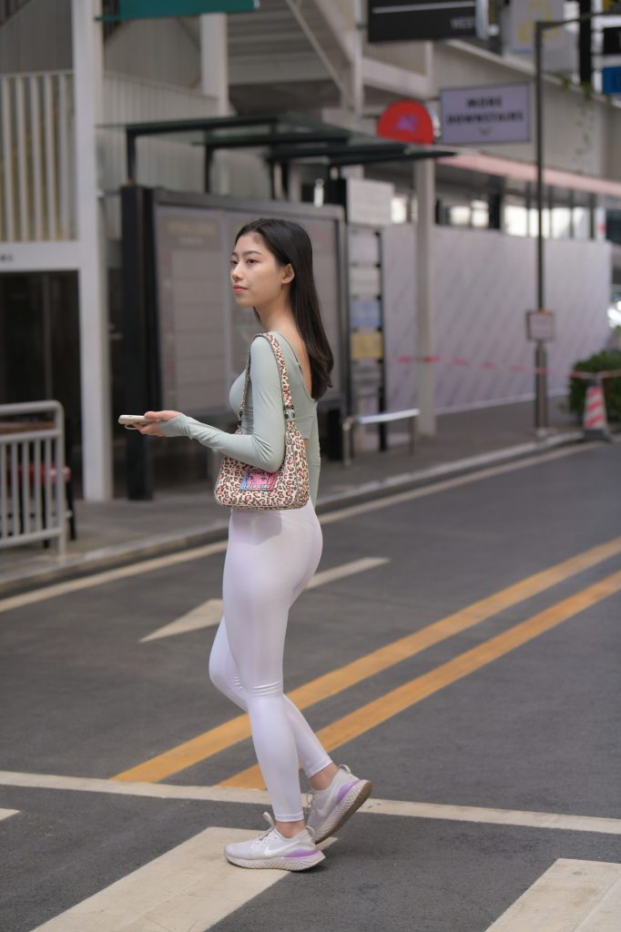 精選街拍 No.340 閃閃發(fā)光的誘人緊身白褲（三） [80P/69M]插圖1