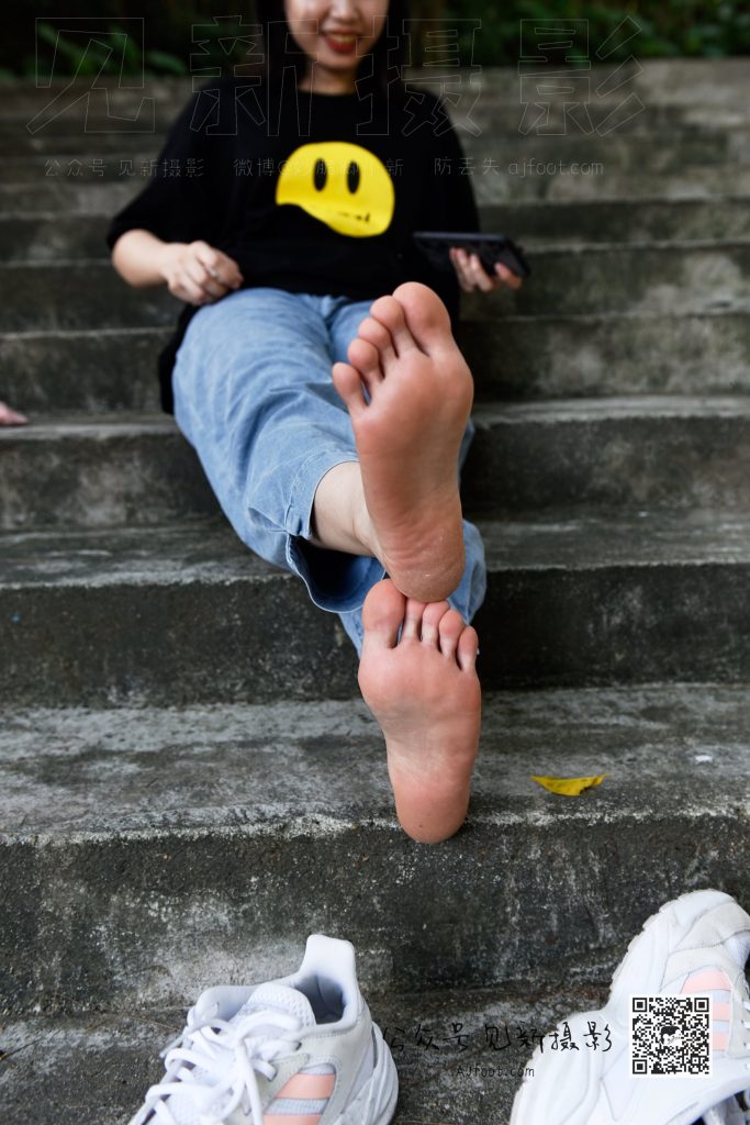 [見新攝影]NO.013 大學(xué)護(hù)理美女戶外牛仔褲棉襪[63P/1V/1.62GB]插圖