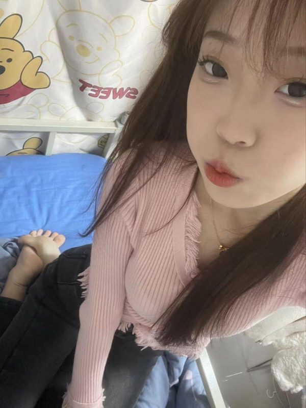 腳模面試臉足同框套路系列-006-08號-重磅女大學(xué)生 俯視秀足 挑鞋 展示[6P/10V/111MB]-無料攝影圈