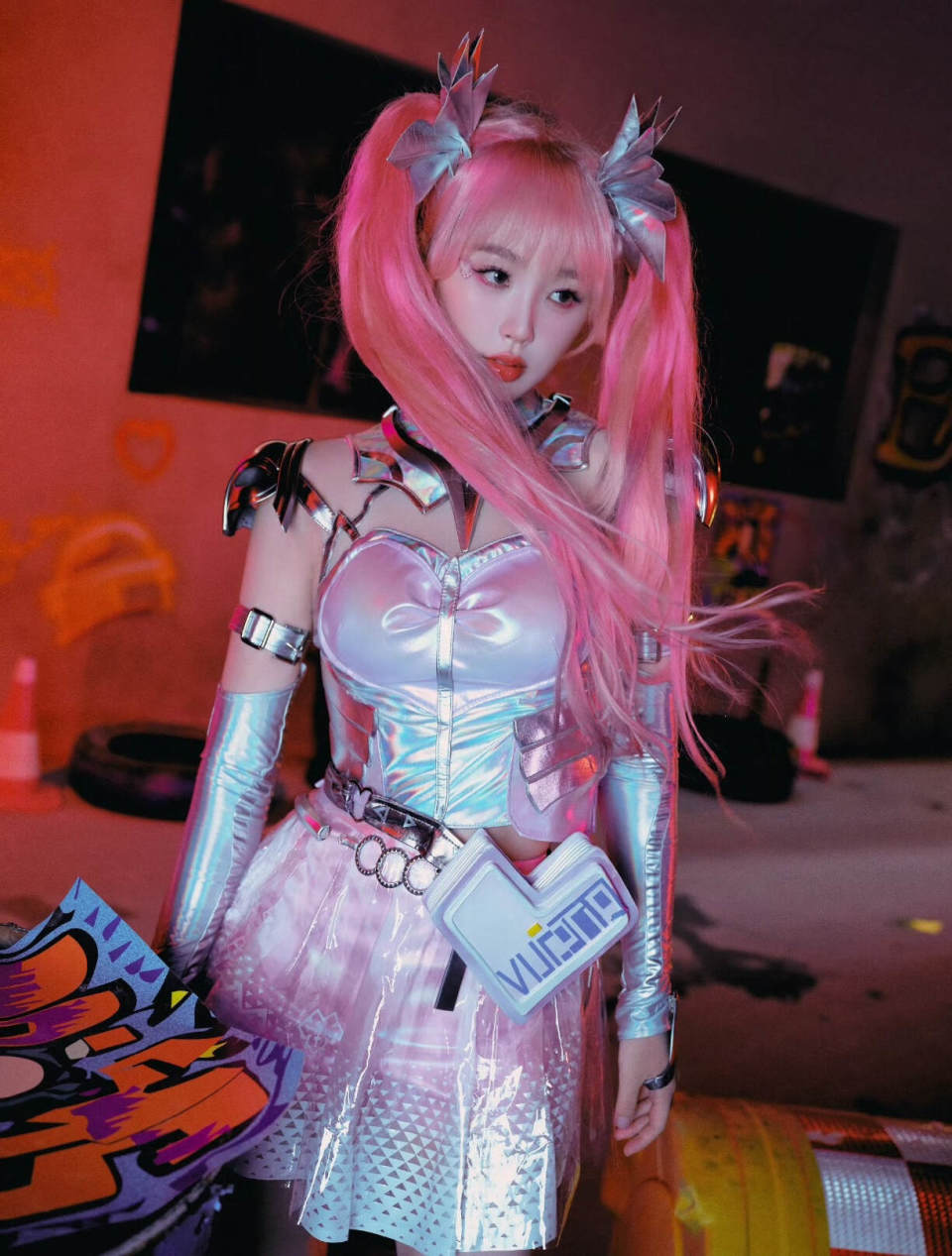 虞書欣COS孫尚香，身穿銀色緊身衣，頭戴紅色雙馬尾，造型很炫酷插圖