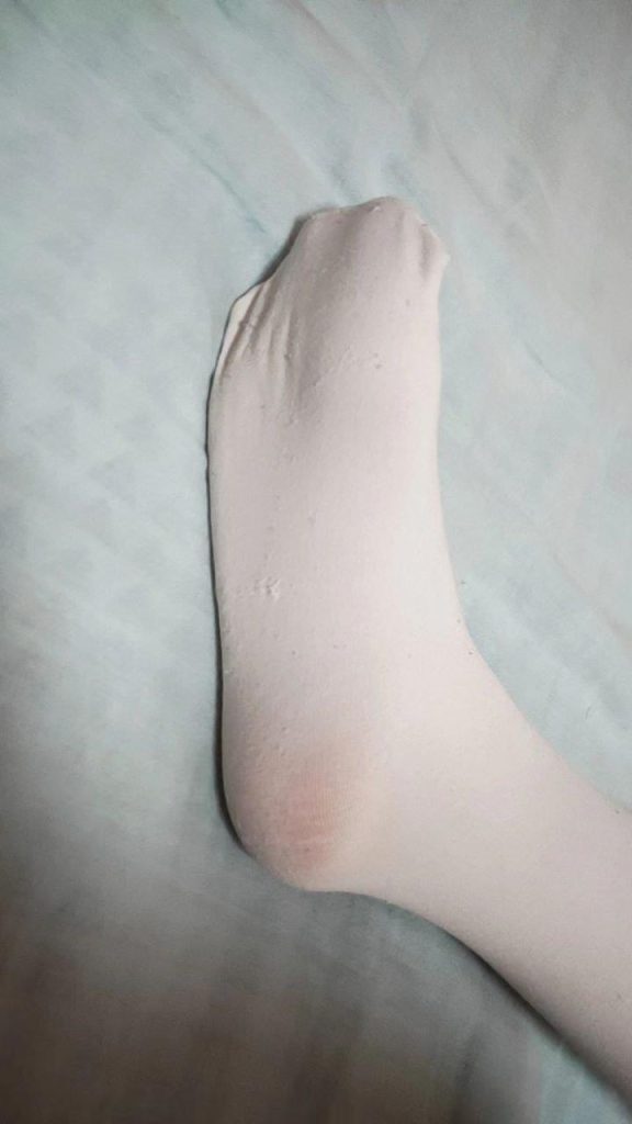 腳模面試臉足同框套路系列-009-11號(hào)-166 94 37舉牌 踩屏 身材展示[15P/13V/72MB]插圖1