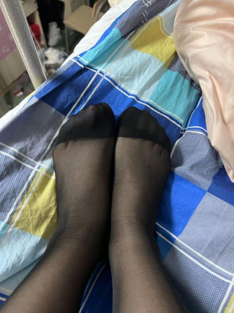 腳模面試臉足同框套路系列-012-14號(hào)-宿舍黑絲內(nèi)依足底秀[15P/10V/75MB]插圖2