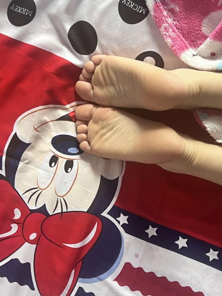 腳模面試臉足同框套路系列-035-37號(hào)-小姐姐[14P/5V/68MB]插圖3