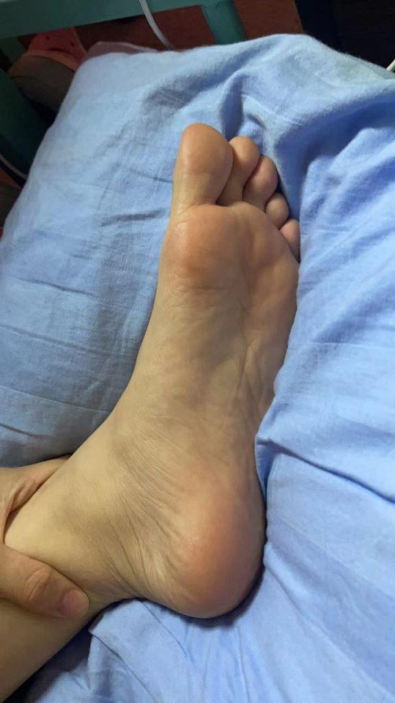 腳模面試臉足同框套路系列-044-165 92 37 小腿紋身[6P/8V/276MB]插圖2