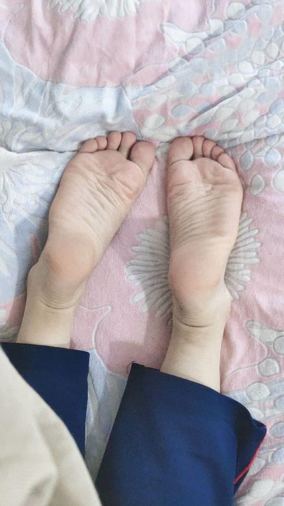 腳模面試臉足同框套路系列-069-穿著校服褲子各種姿勢拍腳[18P/17V/321MB]插圖3