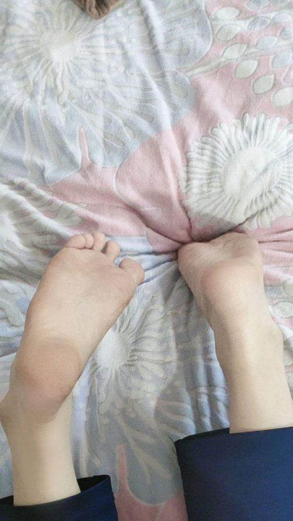 腳模面試臉足同框套路系列-069-穿著校服褲子各種姿勢拍腳[18P/17V/321MB]插圖1