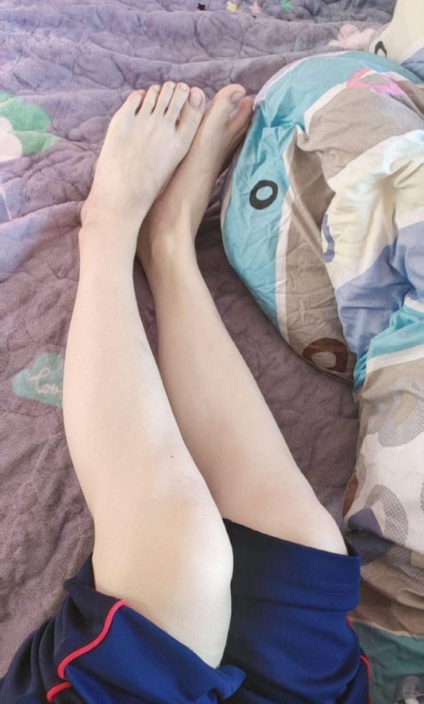 腳模面試臉足同框套路系列-069-穿著校服褲子各種姿勢拍腳[18P/17V/321MB]插圖