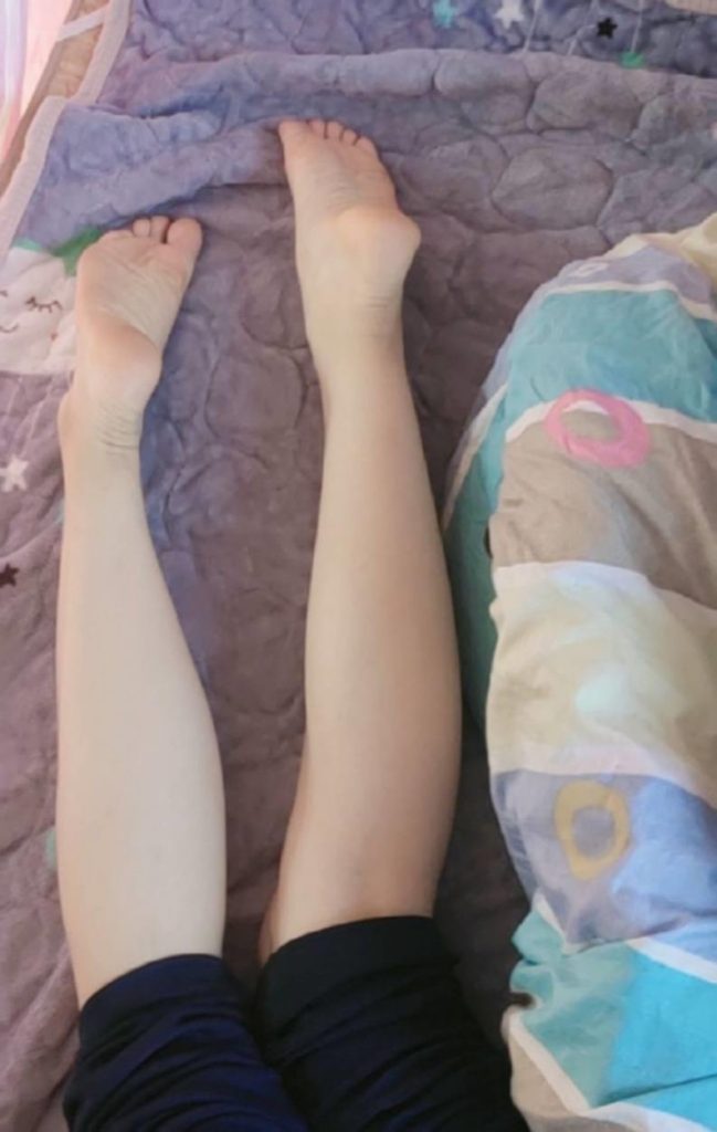 腳模面試臉足同框套路系列-069-穿著校服褲子各種姿勢拍腳[18P/17V/321MB]插圖2