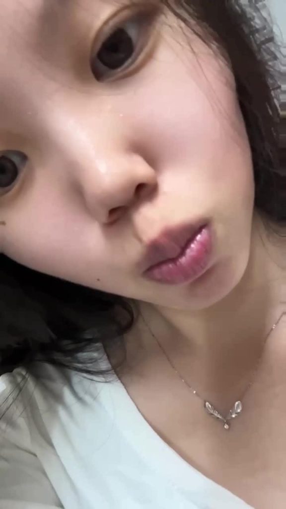 腳模面試臉足同框套路系列-071-大學(xué)生宿舍拍腳[10P/17V/100MB]插圖