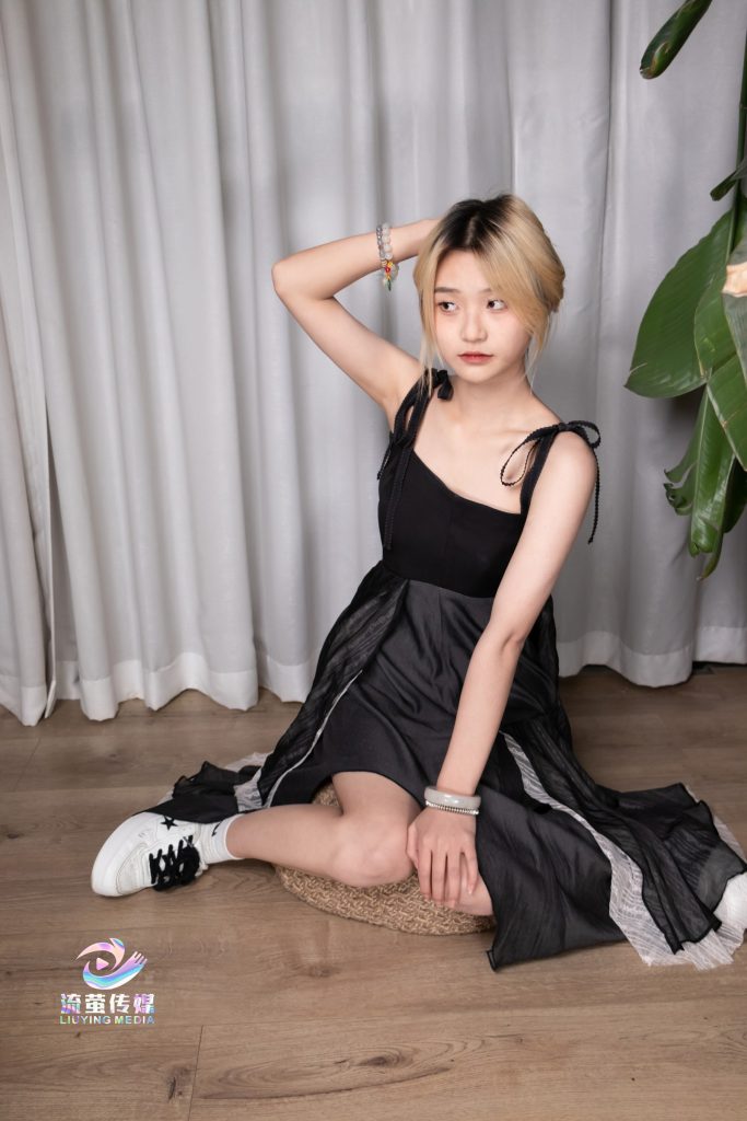 流螢傳媒 LYM2 小滿甜酷裙白棉襪小白鞋裸足 [308P/4V/6.33G]插圖2