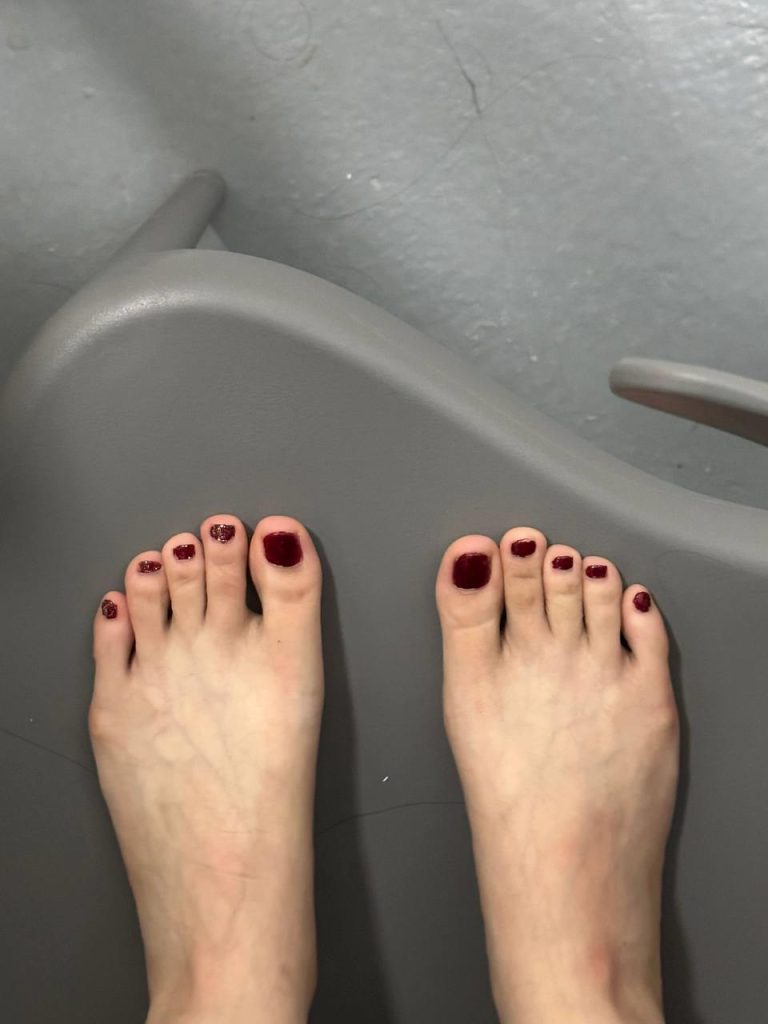 腳模面試臉足同框套路系列-073-呆萌紅指甲妹妹各種姿勢秀腿腳[18P/28V/327MB]插圖2