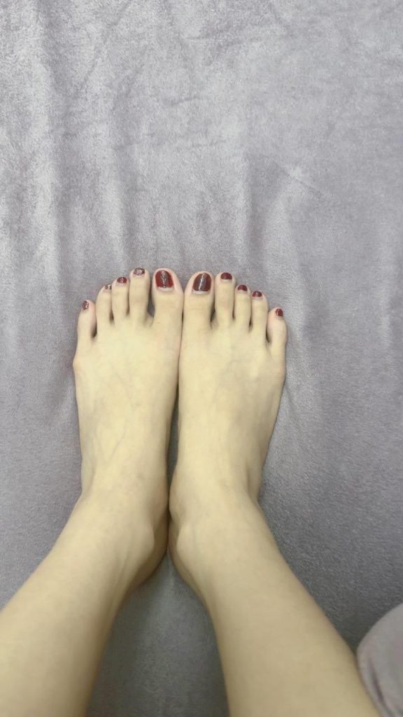 腳模面試臉足同框套路系列-073-呆萌紅指甲妹妹各種姿勢秀腿腳[18P/28V/327MB]插圖