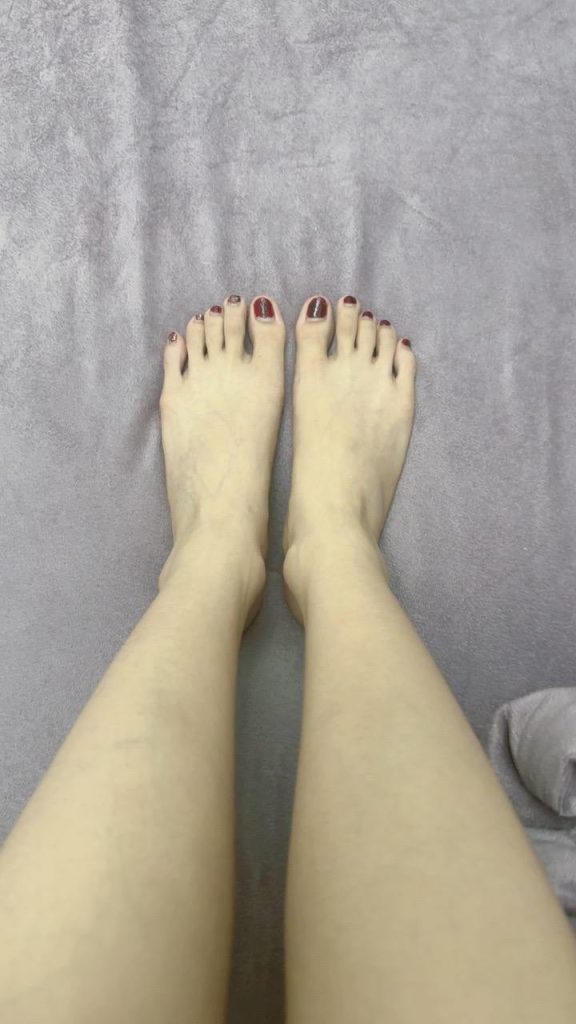 腳模面試臉足同框套路系列-073-呆萌紅指甲妹妹各種姿勢秀腿腳[18P/28V/327MB]插圖3