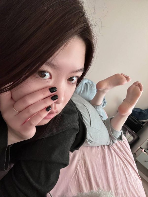 腳模面試臉足同框套路系列-087-金色指甲黑眼眶姐姐[11P/21V/195MB]-無(wú)料攝影圈