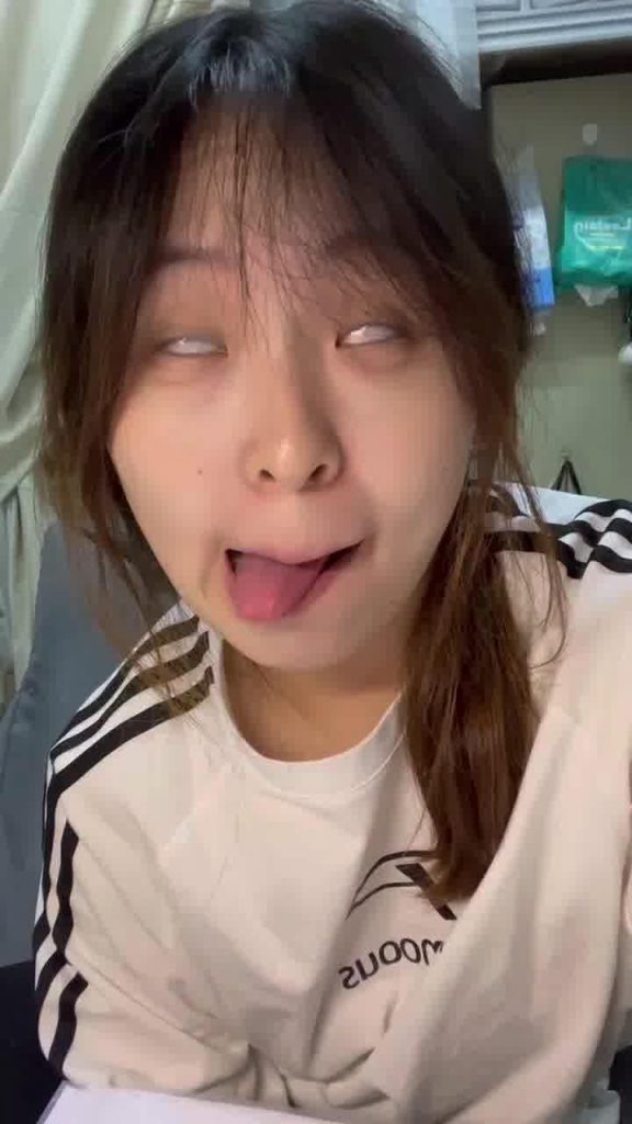 腳模面試臉足同框套路系列-098 女大表情豐富展示腳底 模擬zj[48V/501M]插圖