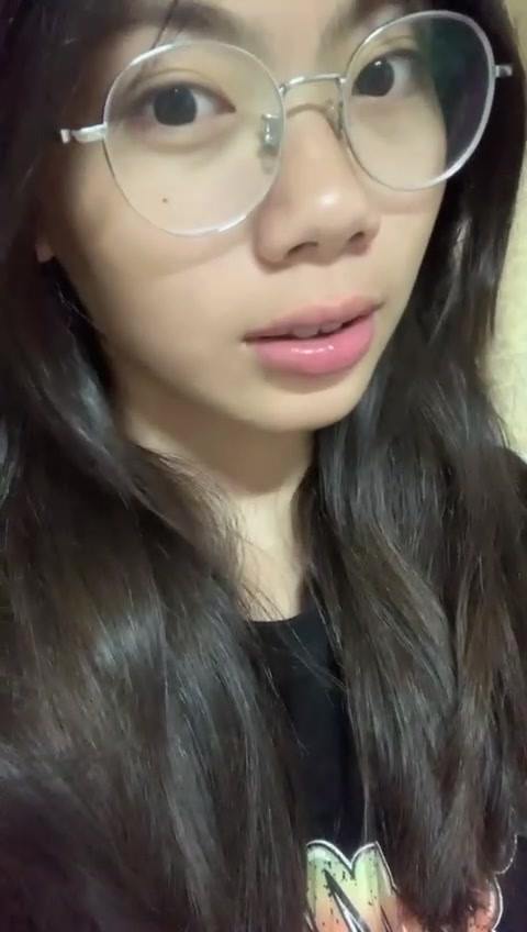 腳模面試臉足同框套路系列-107 銀框眼鏡女大秀腳 擺弄表情 [65P/29V/188M]插圖2