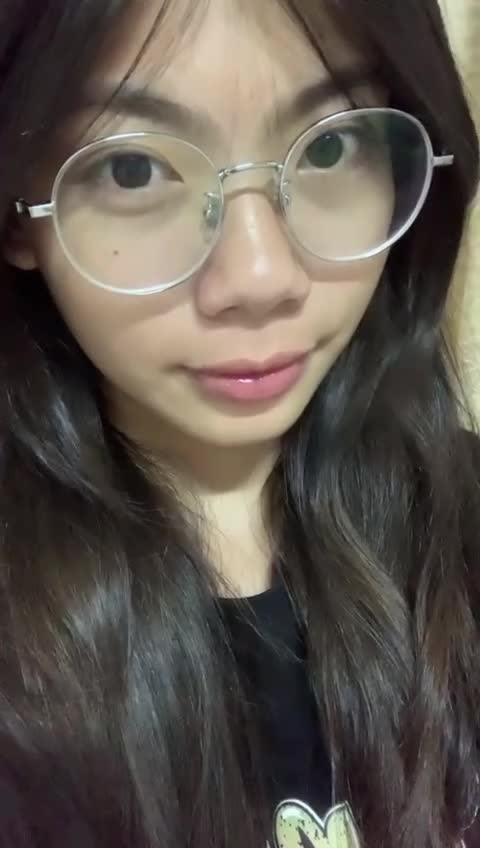 腳模面試臉足同框套路系列-107 銀框眼鏡女大秀腳 擺弄表情 [65P/29V/188M]插圖1