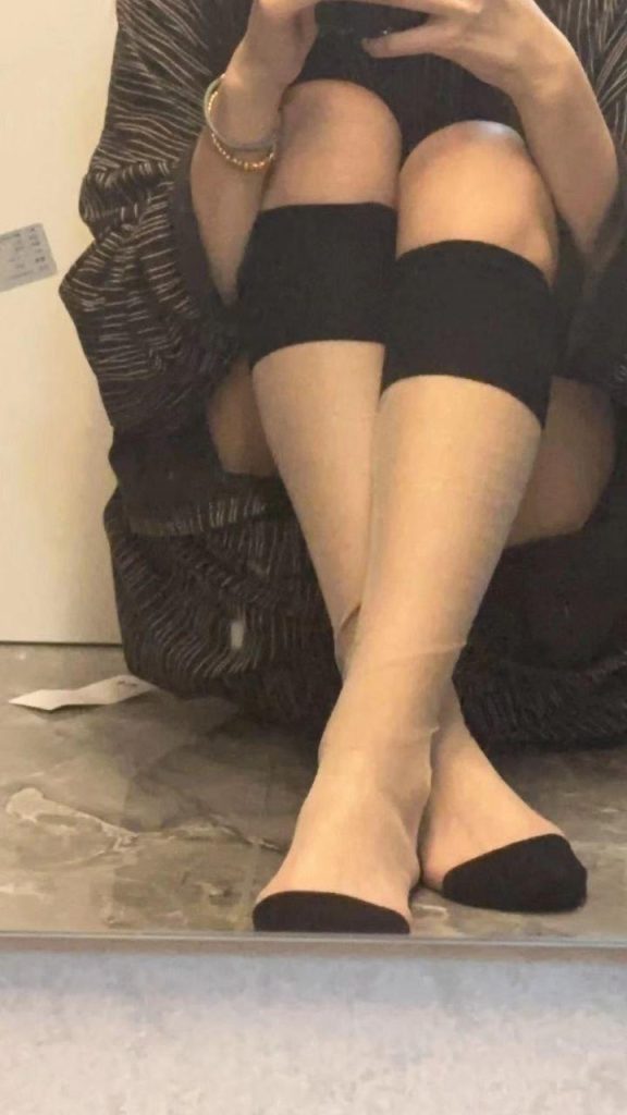 腳模面試臉足同框套路系列-115 165 90 37小富婆 黑絲 牙齒展示[10P/7V/133M]插圖2