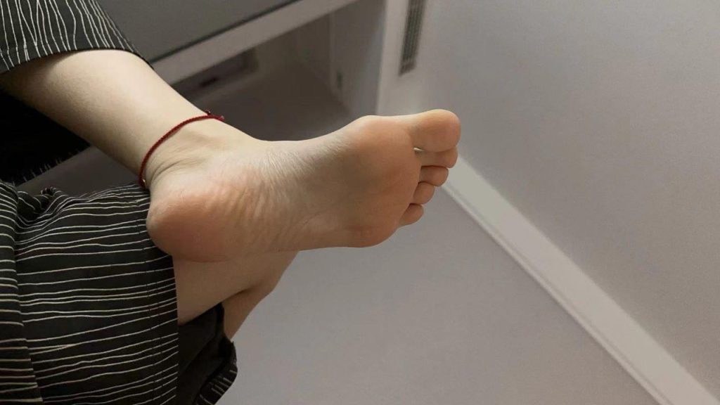 腳模面試臉足同框套路系列-115 165 90 37小富婆 黑絲 牙齒展示[10P/7V/133M]插圖1