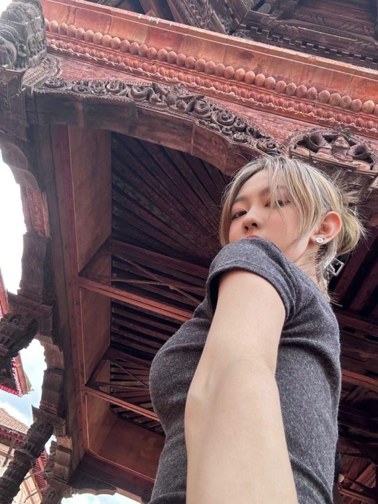 腳模面試臉足同框套路系列-115 165 90 37小富婆 黑絲 牙齒展示[10P/7V/133M]插圖5