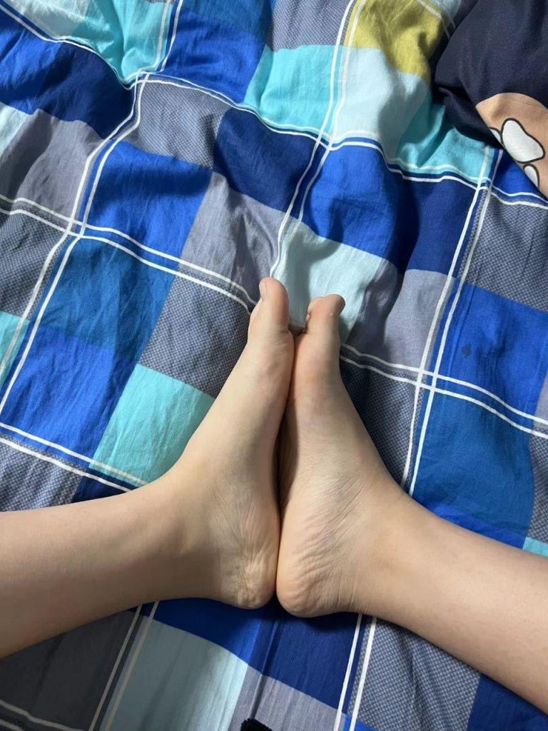 腳模面試臉足同框套路系列-121 宿舍黑絲內(nèi)衣足底秀[15P/13V/70M]插圖3