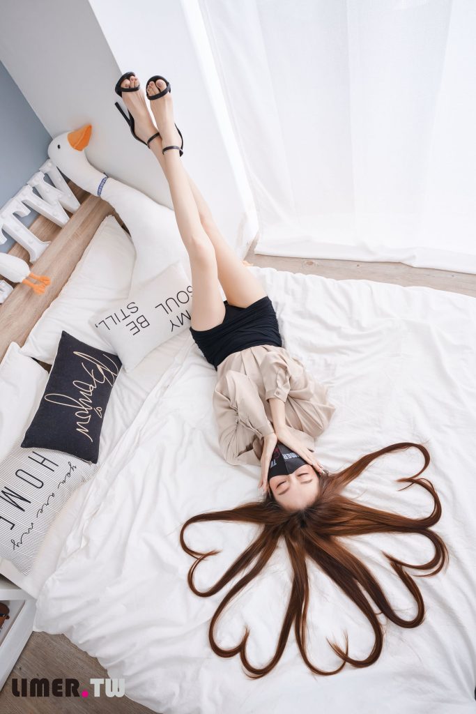 Limerence原創(chuàng) NO.051 語(yǔ)葳女神 OL 床上辦公 極品嫩足桌下露出[103P/1V/3.23GB]插圖