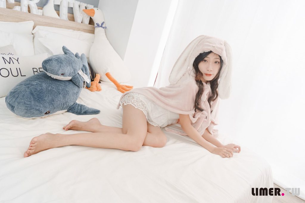 Limerence原創(chuàng) NO.057 Yumi 變身可愛(ài)兔兔送裸足來(lái)拜年[165P/1V/3.19GB]插圖1