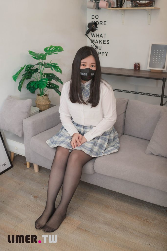 Limerence原創(chuàng) No.066 BIBI學(xué)生服的絲襪誘惑 雪白的肌膚與腳底透出絲襪 [93P/1V/1.20GB]插圖