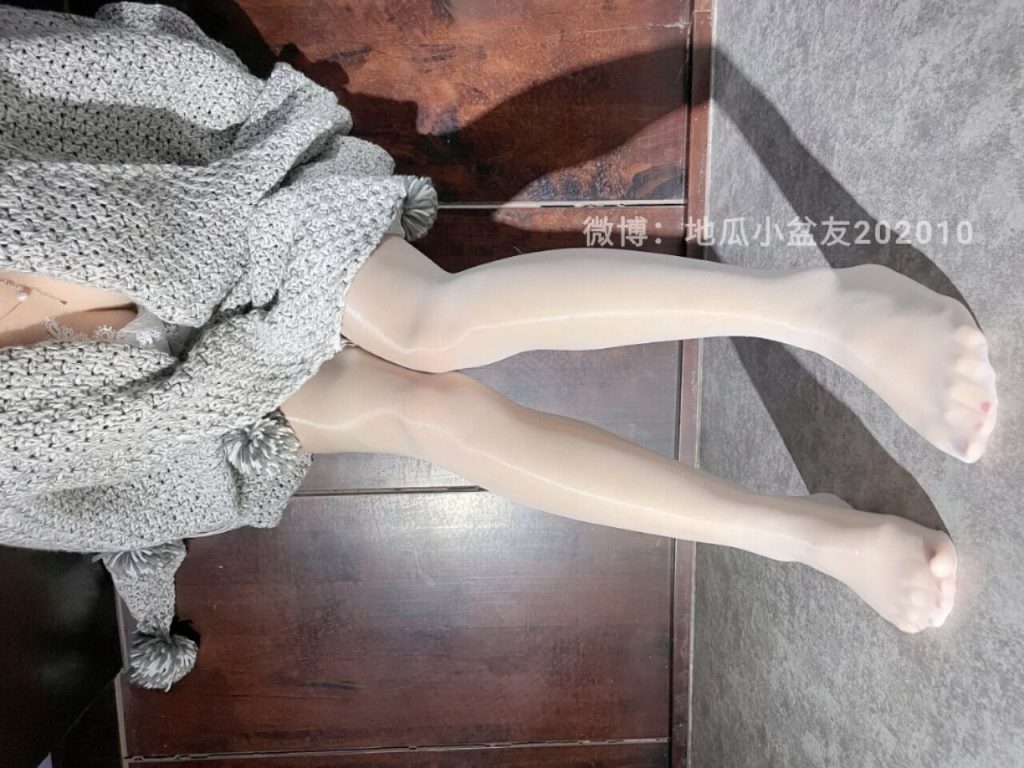 009-地瓜小盆友-灰毛衣白絲電玩[4M]插圖1