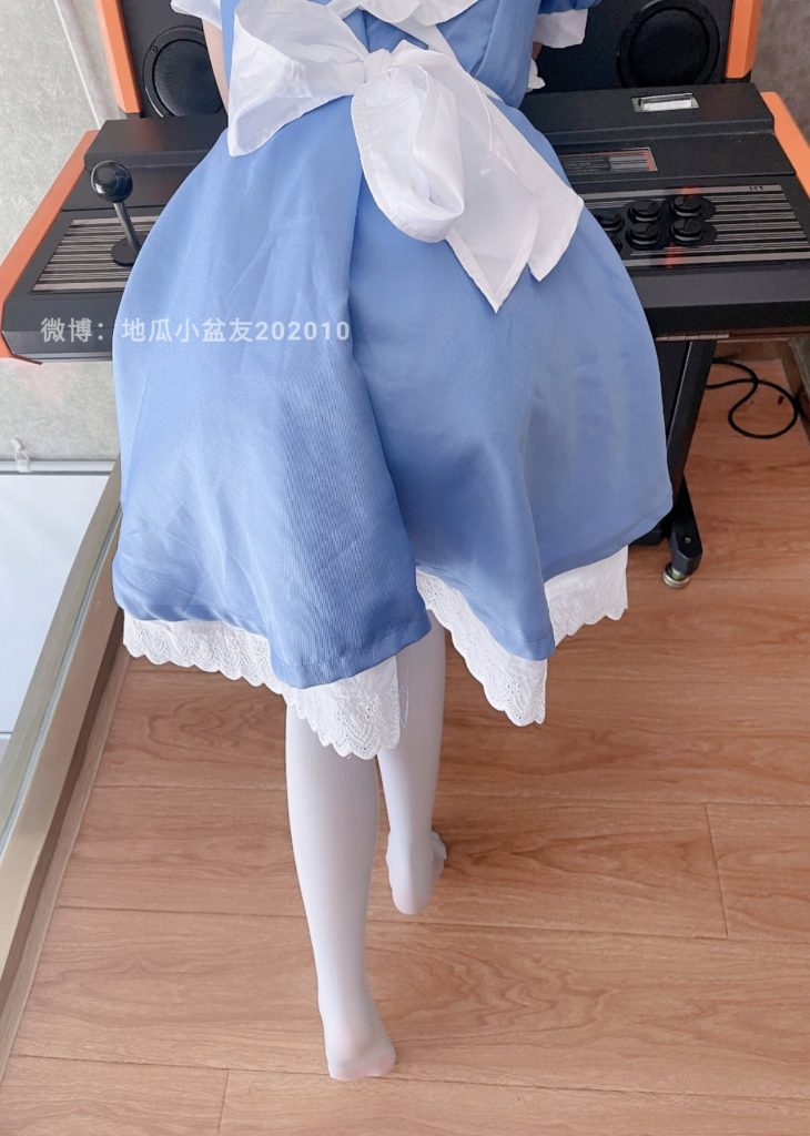 014-地瓜小盆友-藍(lán)女仆裝白絲足電玩[16M]插圖