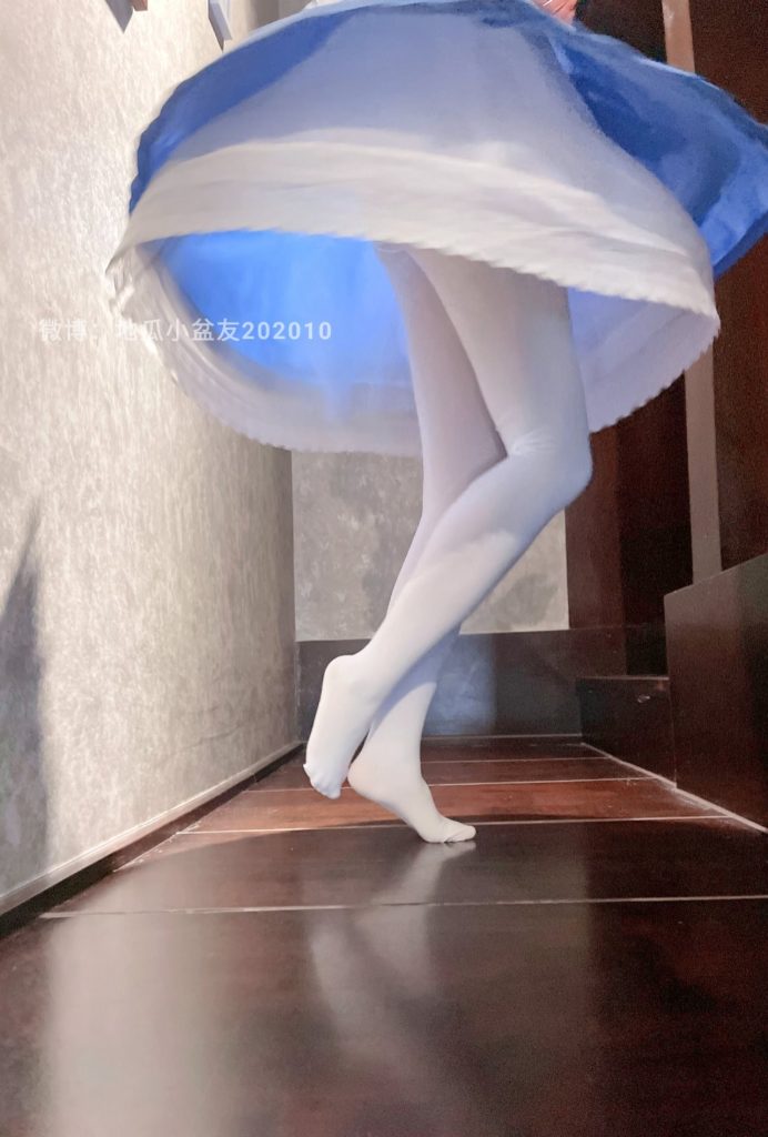 014-地瓜小盆友-藍(lán)女仆裝白絲足電玩[16M]插圖3