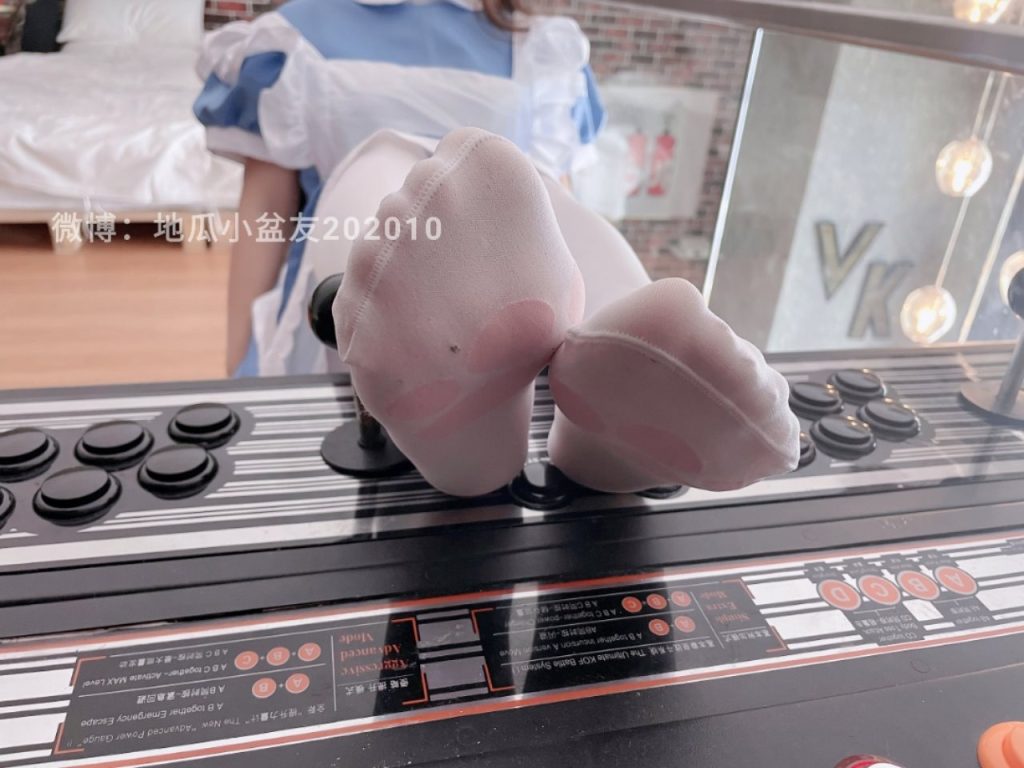 014-地瓜小盆友-藍(lán)女仆裝白絲足電玩[16M]插圖2